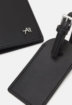 Anna Field Passport Case And Luggage Tag Set - Paspoorthouder - Black 11 Anna Field Passport Case And Luggage Tag Set - Paspoorthouder - Black -Trendy Verkoop 3a491ff00f7a495fa8abceec7b9b8f16
