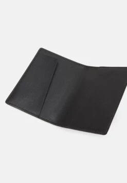 Anna Field Passport Case And Luggage Tag Set - Paspoorthouder - Black 9 Anna Field Passport Case And Luggage Tag Set - Paspoorthouder - Black -Trendy Verkoop 6cebaff05c534c59aba96c1fb1c7ab54