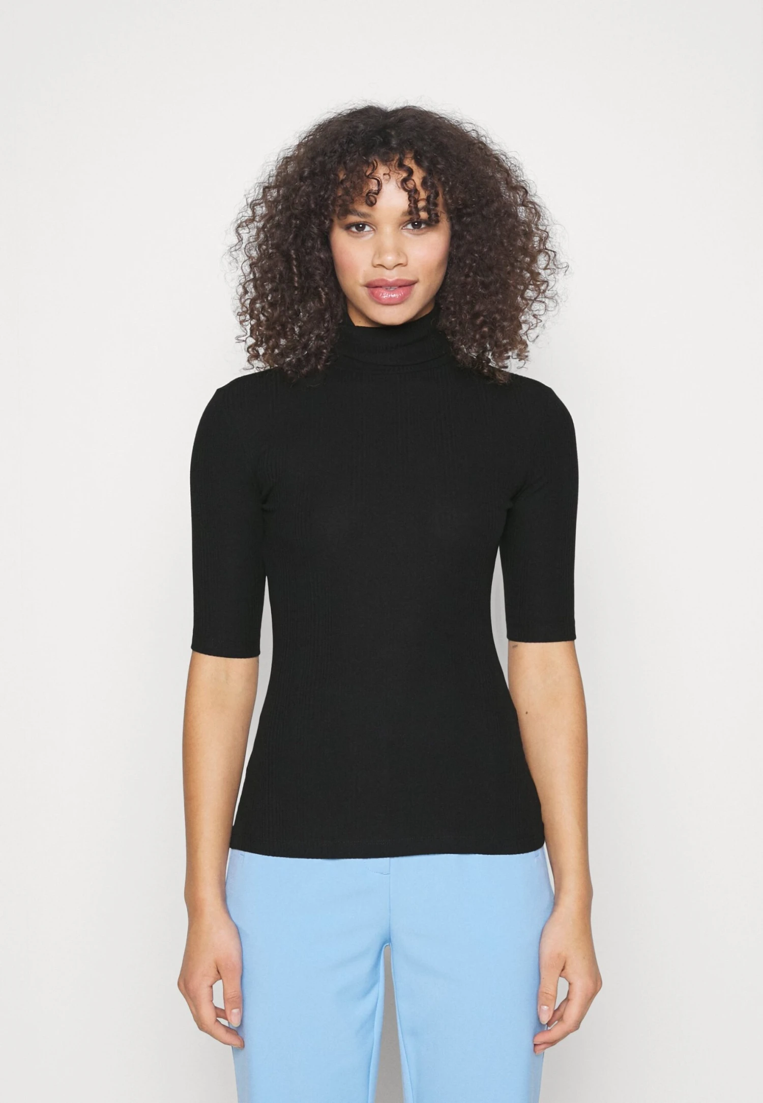 Slim Turtleneck Half Sleeves - T-Shirt Basic - Black 3 Slim Turtleneck Half Sleeves - T-Shirt Basic - Black